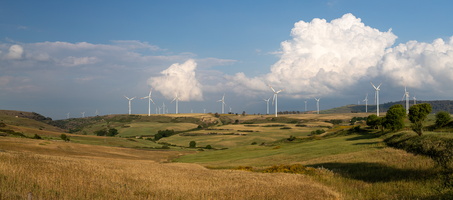 Eolienne dans la campagne sicilienne